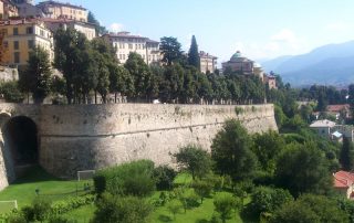 Bergamo, Blick auf die obere venezianische Stadtmauer, Von MarkusMark - Eigenes Werk, Gemeinfrei