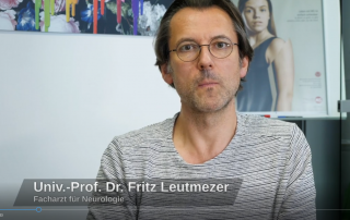 Univ. Prof. Dr. Fritz Leutmezer, Präsident der Österreichischen Multiple Sklerose Gesellschaft und Vizepräsident der Multiple Sklerose Gesellschaft Wien, schildert im Video, welchen Stellenwert der Welt-MS-Tag hat und was Menschen mit Multipler Sklerose aus medizinischer Sicht stark macht, wie er neuen Therapieoptionen gegenübersteht und was MS-Betroffene abseits von medikamentösen Therapien tun können, um ihr Wohlbefinden zu steigern.