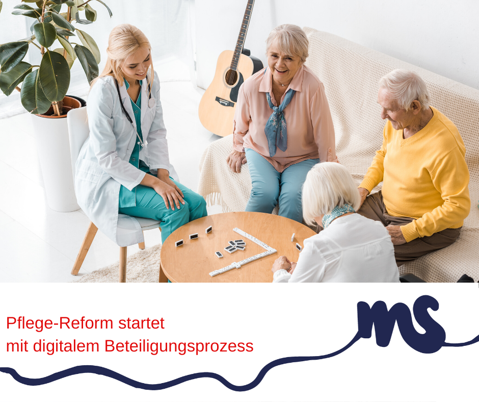 Pflegeperson und ältere Menschen spielen Domino, Text: Pflege-Reform startet mit digitalem Beteiligungsprozess