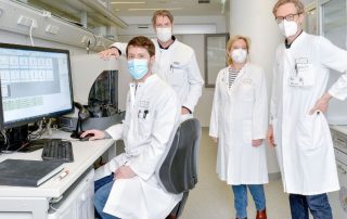 Im Bild: Dr. Andreas Schulte-Mecklenbeck, Klinikdirektor Prof. Heinz Wiendl, Dr. Catharina Groß und Dr. Gerd Meyer zu Hörste (v.l.) im Labor der Klinik für Neurologie, Foto: WWU - E. Deiters-Keul